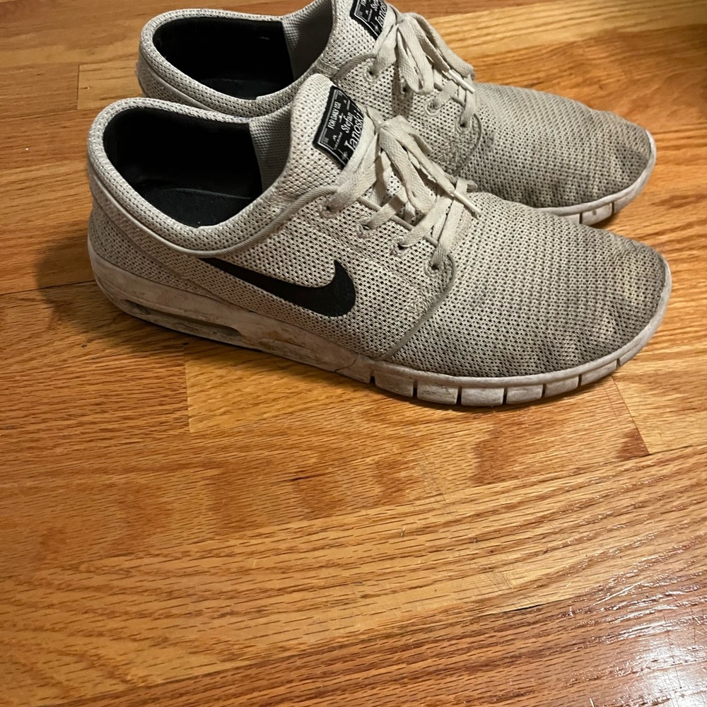 Nike Men’s Light Gray Knit Sneakers with Black Swoosh